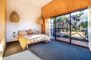 Een bed of bedden in een kamer bij Mapua Village Retreat
