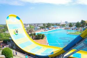a slide at a water park with a pool at ゴールデンビーチホテル in Katakai