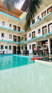 - une grande piscine dans un grand bâtiment dans l'établissement BSG Stay - Turtle Beach Morjim Goa, à Morjim