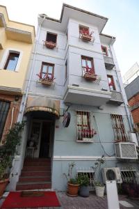 un edificio blanco con ventanas y macetas en Arven Hotel, en Estambul