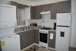 Dapur atau dapur kecil di Gabbys House in private neighborhood