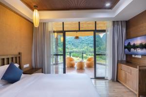 מיטה או מיטות בחדר ב-Qingshan Yuandai Boutique Homestay Yangshuo +37 תמונות