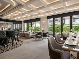 una sala de estar con sofás, mesas y ventanas en Elegant Mansion 88 en Hanói