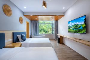 מיטה או מיטות בחדר ב-Qingshan Yuandai Boutique Homestay Yangshuo