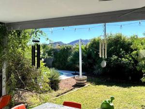 un patio con tavolo e sedie in un cortile di Desert Oasis- *Pool and Hot Tub* a Phoenix
