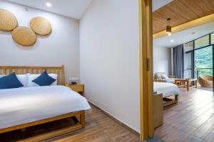 מיטה או מיטות בחדר ב-Qingshan Yuandai Boutique Homestay Yangshuo