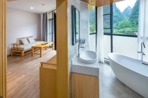 חדר רחצה ב-Qingshan Yuandai Boutique Homestay Yangshuo