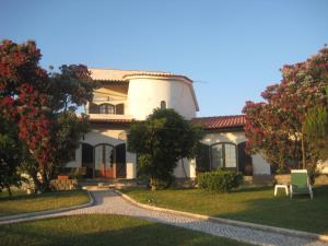 ein weißes Haus mit einem Turm darüber in der Unterkunft Estúdio Mateus in Areia Branca