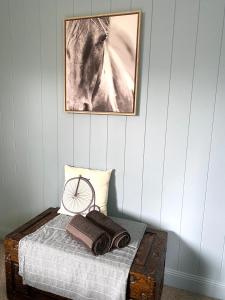 1 cama con 2 mantas y una foto en la pared en Jindabyne - Kia Ora Cabin Farmstay, en Moonbah