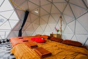 Una habitación con una cama grande en una tienda de campaña en Monteadeo Camping, en Mon Jam