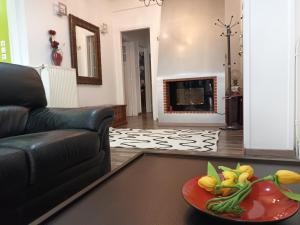 un soggiorno con divano e un piatto di fiori di Stunning apartment in the heart of Athens ad Atene
