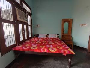 Postel nebo postele na pokoji v ubytování Hotel O Home Madhav Homestay