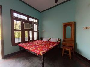Postel nebo postele na pokoji v ubytování Hotel O Home Madhav Homestay