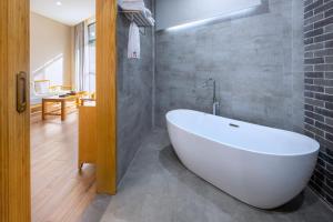 חדר רחצה ב-Qingshan Yuandai Boutique Homestay Yangshuo