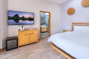 מיטה או מיטות בחדר ב-Qingshan Yuandai Boutique Homestay Yangshuo