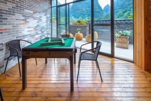 תמונה מהגלריה של Qingshan Yuandai Boutique Homestay Yangshuo ביאנגשואו