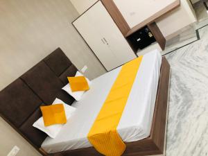 The highclass hotel客房内的一张或多张床位