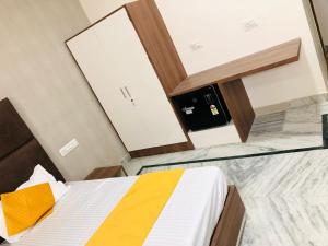 The highclass hotel客房内的一张或多张床位
