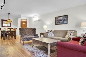 un soggiorno con due divani e un tavolo di PARK STATION 113 condo a Park City