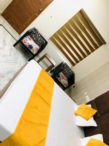 The highclass hotel客房内的一张或多张床位
