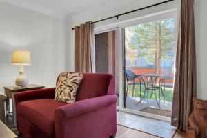 soggiorno con sedia e porta scorrevole in vetro di PARK STATION 113 condo a Park City