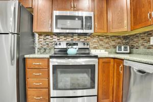 una cucina con fornelli e microonde di PARK STATION 113 condo a Park City