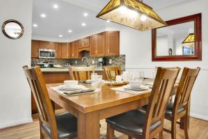 una sala da pranzo con tavolo e sedie in legno di PARK STATION 113 condo a Park City Altre 23 foto