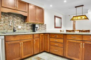 una cucina con mobili in legno e un lavello di PARK STATION 113 condo a Park City