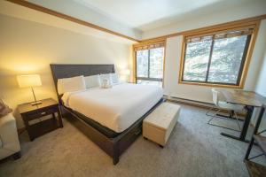 A bed or beds in a room at Slopeside 2753a