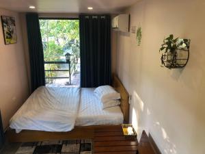 Giường trong phòng chung tại Cat Ba Love House