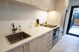 Η κουζίνα ή μικρή κουζίνα στο A touch of Luxury in Chch CBD +28 φωτογραφίες