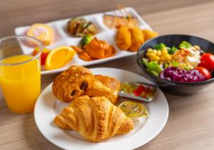 un tavolo con due piatti di cibo e un cesto di frutta di APA Hotel Osaka Umeda ad Osaka