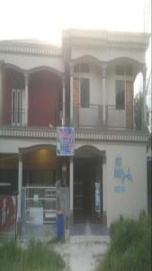 un edificio con una señal delante de él en SPOT ON 93375 Elang Homestay, en Parit