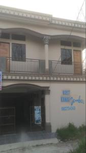 un edificio con un cartel en el costado en SPOT ON 93375 Elang Homestay, en Parit