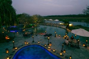 vista sulla piscina di notte di Barahi Jungle Lodge a Meghauli