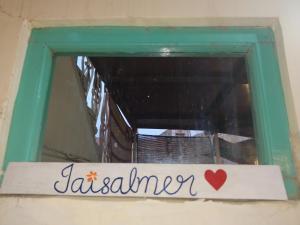 une fenêtre avec un panneau indiquant valencia dans l'établissement hotel Desert Journey jaisalmer, à Jaisalmer
