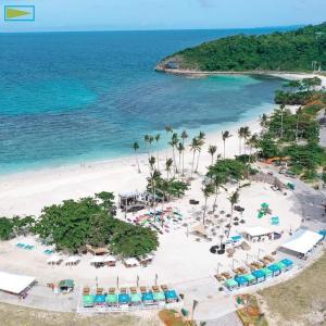 - une vue aérienne sur une plage avec des parasols et l'océan dans l'établissement Condo de Avila, à Boracay