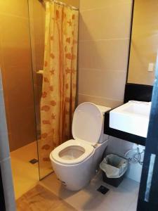 La salle de bains est pourvue de toilettes et d'un lavabo. dans l'établissement Condo de Avila, à Boracay