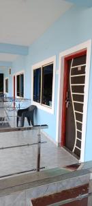 une maison avec un escalier à côté d'une porte dans l'établissement Poornima Beach Stay, à Gokarna