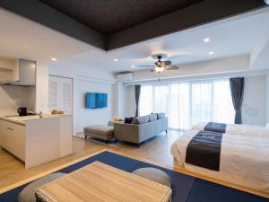 Кровать или кровати в номере Aqua Palace Chatan by Coldio Premium