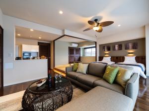 Гостиная зона в Aqua Palace Chatan by Coldio Premium