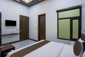 Säng eller sängar i ett rum på OYO Flagship Sawera Hotel & Banquet Hall