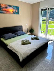 um quarto com uma cama grande com duas toalhas em 33 em Cadenazzo