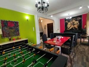 Biliardový stôl v ubytovaní Stunning apartment in the heart of Athens