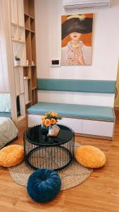 ein Wohnzimmer mit einem Tisch und einem Gemälde in der Unterkunft Homestay P2622 Vinhomes Ocean park in Hanoi