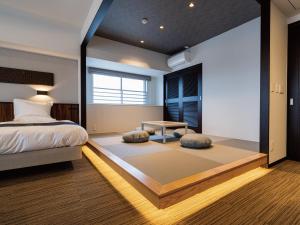 Кровать или кровати в номере Aqua Palace Chatan by Coldio Premium