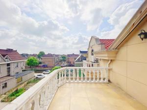 Near Disney Land Warm King Room tesisinde bir balkon veya teras