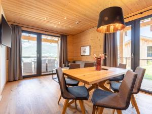 uma sala de jantar com uma mesa de madeira e cadeiras em Luxurious suite near Hauser Kaibling with bubble bath em Ennsling