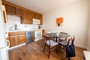 a kitchen with a table and chairs in a room at Santa Clara 2br w wd nr caltrain station SFO-1524 in Santa Clara +5 photos