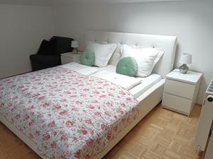 Łóżko lub łóżka w pokoju w obiekcie Ferienwohnung Karasek mit Seeblick